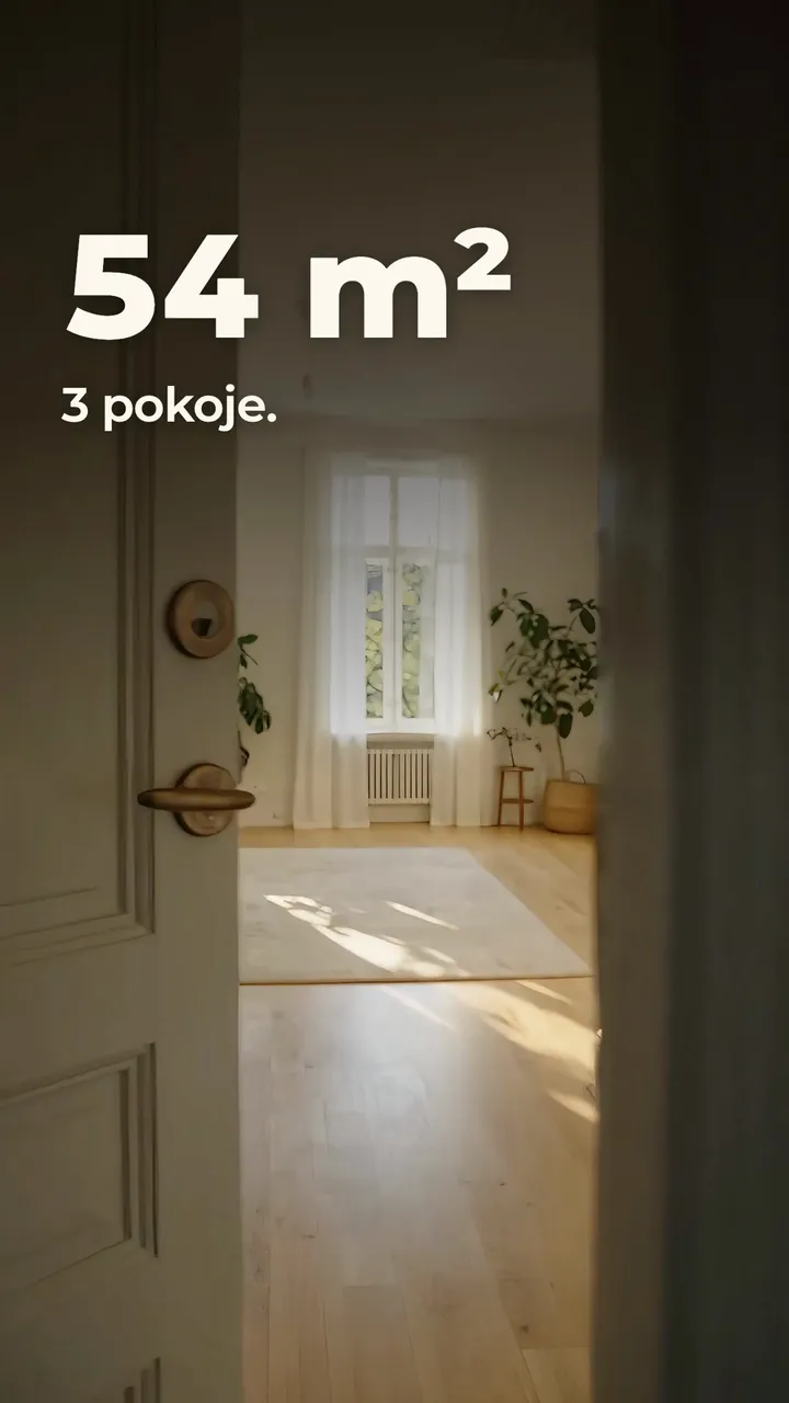 Rolka dla biura nieruchomości: napis „54 m², 3 pokoje.” nad otwartymi drzwiami do jasnego mieszkania